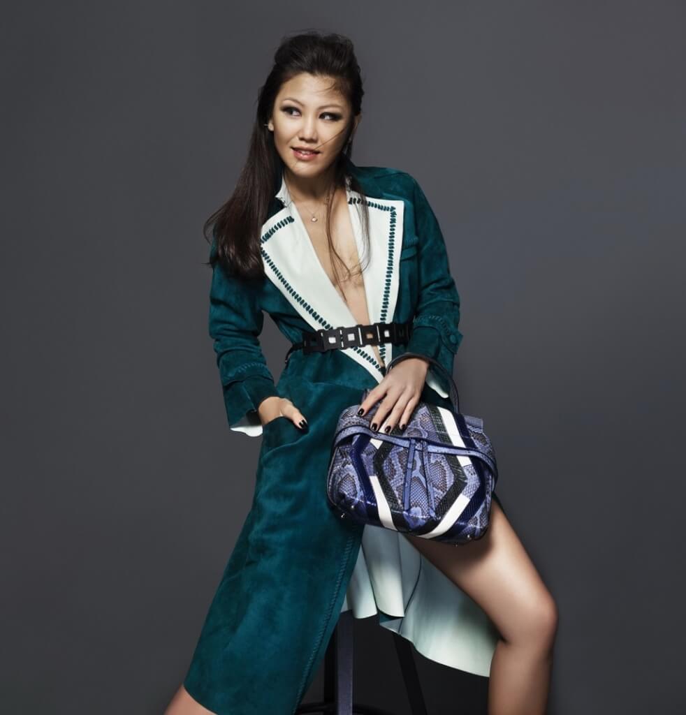 todsfw2015Charlotte Chen in Tod's Wave Bag 1