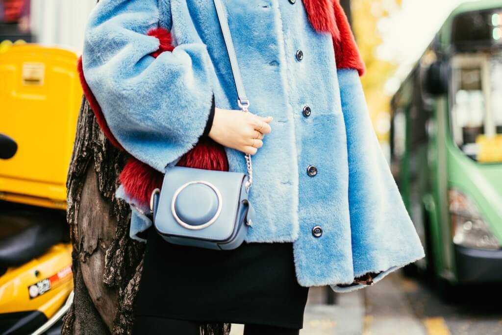 outfitpost-faye-tsui-michael-kors-camera-bag-03